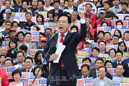 ▲송언석 원내대표가 “국민이 민생고로 절망하는데 대통령은 국민 기만의 잔치를 벌였다. 이것이야말로 거짓말 정권의 민낯이다.”라고 강하게 비판하고 있다. Ⓒ영등포시대 