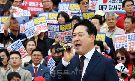 ▲장동혁 대표가 9월 12일 오후 국회 본청 앞에서 열린 정치보복 불법특검 규탄대회 참석해 “지난 대선에서 이재명 후보를 지지한 국민보다 이재명 후보를 지지하지 않는 국민이 더 많다는 사실을 잊지 말기 바란다”라고 강조하고 있다. Ⓒ영등포시대 