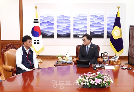 ▲우원식 국회의장(오른쪽)이 현직 국회의장으로서는 최초로 국회의장 집무실에서 양경수 전국민주노동조합총연맹(민주노총) 위원장을 접견하고 있다/이미지=국회 제공