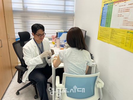 ▲현장 접종 사진(강북구보건소) .ⓒ서울시 제공