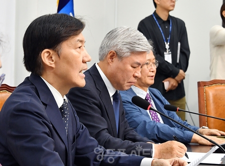 ▲조국혁신당 조국 비대위원장(왼쪽이) 9월 15일 국회에서 첫 번째 비대위원회를 열고 (성추행) 피해자에게 사과의 말로 모두 발언을 시작하고 있다. Ⓒ영등포시대 