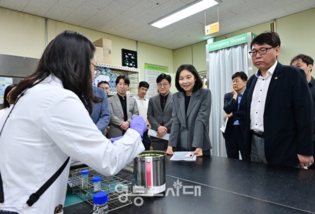 ▲최호정 서울시의회 의장(오른쪽에서 두 번째)과 김지향 시민권익위원장(오른쪽에서 첫 번째)이 15일 서울친황경유통센터를 방문해 식재료 안전검사를 보고 있다. /이미지=서울시의회 제공