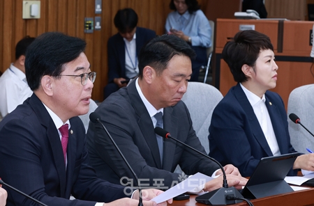 ▲송언석 원내대표(왼쪽)가 9월 16일 국회에서 열린 원내대책회의 모두 발언에서 “집권 여당 대표와 법사위원장이 대법원장의 ‘탄핵’ 운운까지 하는 모습은 민주주의 헌정 아래에서는 상상조차 하기 어려운 일이다”라고 강하게 비판하고 있다.ⓒ 영등포시대