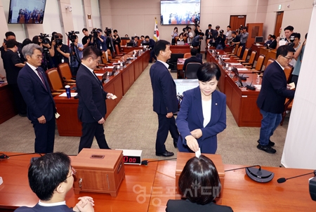 ▲국회 법제사법위원회가 9월 16일 오전 전체 회의를 열고 법사위 야당 간사 나경원 의원 선임을 위한 무기명 투표를 진행하고 있다. Ⓒ영등포시대 