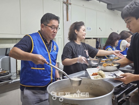 ▲서울좋은로타리클럽 회원들이 9월 13일 영등포구 대림동에 있는 살레시오 청소년센터에서 급식 봉사활동을 하고 있다. /이미지=서울좋은로타리클럽 제공
