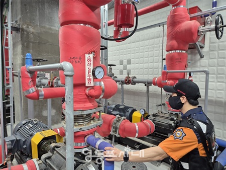 ▲서울소방재난본부 화재 안전 조사관이 소화펌프를 점검하고 있다./이미지=서울시 제공