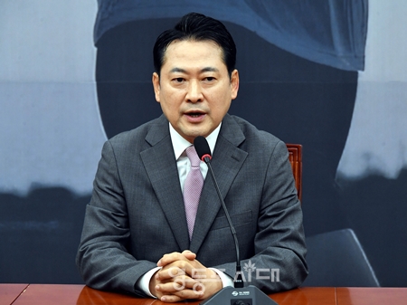 ▲장동혁 국민의힘 대표가 17일 서울 여의도 국회에서 현안 브리핑을 하고 있다.Ⓒ영등포시대