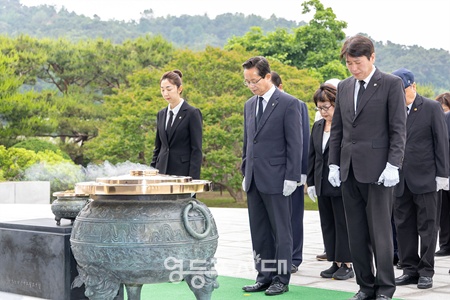 ▲최호권 영등포구청장이 지난 6월 국립현충원에서 열린 추모행사에서 호국영령에 대한 묵념을 하고 있다. /이미지=영등포구 제공