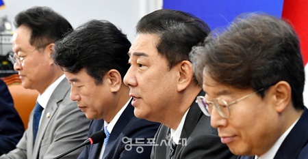 ▲김병기 더불어민주당 원내대표(오른쪽에서 두 번째)가 18일 서울 여의도 국회에서 열린 정책조정회의에서 모두 발언을 하고 있다. ⓒ영등포시대