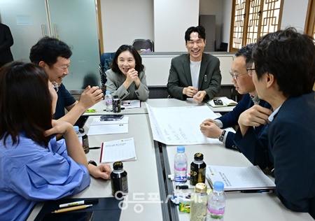 ▲최호정 서울시의회 의장이 17일 열린 ‘관리자 소통역량 강화 특별교육’에서 참석자들과 대화하고 있다. ⓒ서울시의회 제공