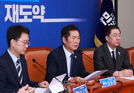 ▲정청래 민주당 대표(가운데)가 9월 19일 국회에서 최고위원회의를 열고 민주당 창당 70주년을 축하하며 “평화와 번영의 한반도를 만들어가겠다”라고 밝히고 있다. Ⓒ영등포시대