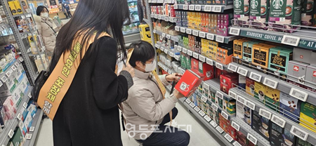 ▲서울시, 자치구, 한국환경공단 합동점검팀이 지난 2025년 1월 23일 설 명절을 앞두고 이마트 목동점에서 과대포장 합동 점검을 실시하고 있다.©서울시 제공