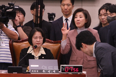 ▲9월 22일 국회에서 열린 법사위원회 전체 회의에 참석한 나경원 국민의힘 의원이 간사 재선임 문제를 놓고 강하게 항의하고 있다. ⓒ영등포시대
