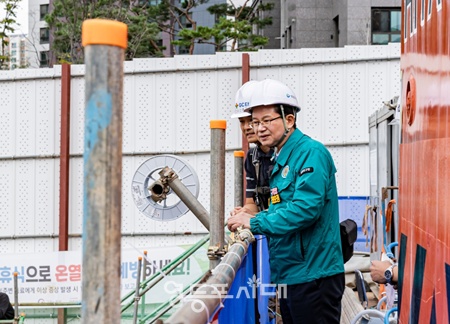 ▲최호권 영등포구청장이 신길 가족행복 타운 현장을 점검하고 있다. /이미지=영등포구 제공