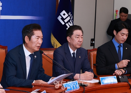 ▲정청래 민주당 대표(왼쪼)가 9월 24일 국회에서 열린 최고위원회의 모두 발언에서 “조희대 대법원장 등 청문회 증인들은 국회 출석에 입법부의 권한 행사에 협조하는 것이 삼권 분립의 정신을 실천하는 길이다”라고 강조하고 있다. Ⓒ영등포시대 