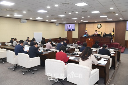 ▲정선희 영등포구의회 부의장이 23일 구의회 본회의장에서 제264회 임시회 2차 본회의를 진행하고 있다. ⓒ영등포구의회 제공