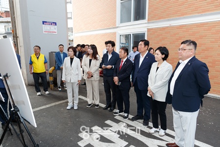 ▲차인영 영등포구의회 사회건설위원회 위원장과 위원들이 23일 쪽방촌 공공주택지구 임시이주시설을 방문해 운영실태에 대한 보고를 받고 있다. ⓒ영등포구의회 제공