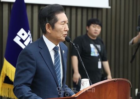 ▲정청래 대표는 9월 25일 국회에서 열린 의원총회 모두 발언에서 “헌법과 민주주의 국민의 뜻에 따라 출범한 이재명 정부의 “정부조직법”을 발목 잡는 세력이 있다”라며 국민의힘을 에둘러 비판하고 있다. ⓒ영등포시대