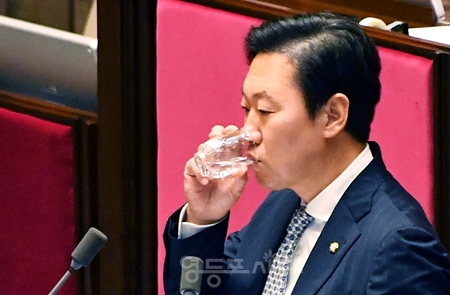 ▲25일 첫 필리버스터 주자로 나선 박수민 의원은 26일 오전 8시 현재 국회 본회의장에서 필리버스터를 진행하는 중에 물을 마시고 있다.Ⓒ영등포시대