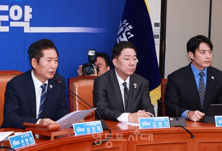 ▲정청래 대표(왼쪽)가 9월 29일 국회에서 열린 최고위원회의 모두 발언에서 “검찰의 그 권력은 더 이상 존재하지 않는다”라며 거듭 검찰청 폐지에 대한 당위성을 강조하고 있다. Ⓒ영등포시대