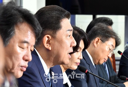 ▲김병기 더불어민주당 원내대표(왼쪽에서 두 번째)가 30일 서울 여의도 국회에서 열린 원내대책회의에서 발언하고 있다. ⓒ영등포시대
