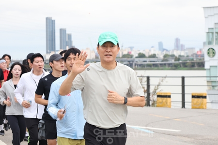 ▲오세훈 서울시장이 추석 연휴 마지막 날인 9일(목) 러닝 번개 한강런에 참가한 시민들과 반포한강공원을 달리고 있다./이미지=서울시 제공