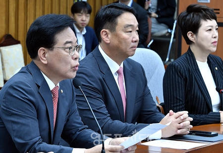 ▲송언석 원내대표(왼쪽)가 10월 10일 국정감사대책회의 모두 발언에서 민주당에 “국가정보자원관리원 화재 사태에 대한 국정조사”를 제안하고 있다. Ⓒ영등포시대