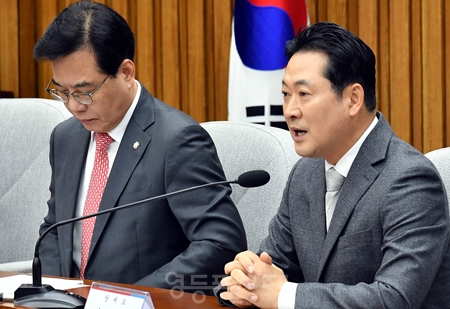 ▲장동혁 국민의힘 대표(오른쪽)가 10월 10일 국회에서 주식 및 디지털자산 밸류업특별위원회 임명장 수여하고, 이어서 열린 제1차 전체회의에 참석해 인사말을 하고 있다.Ⓒ영등포시대