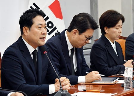 ▲장동혁 국민의힘 대표(왼쪽)가 10월 13일 국회에서 최고위원회의를 열고 국정감사에 “107명 전원이 밤샘 각오로 전력을 다하겠다”라고 강조하고 있다. Ⓒ영등포시대 