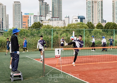 ▲10월 12일 오목교 족구장에서 열린 ‘제22회 영등포구 협회장기 족구대회’/이미지=영등포구 체육회 제공