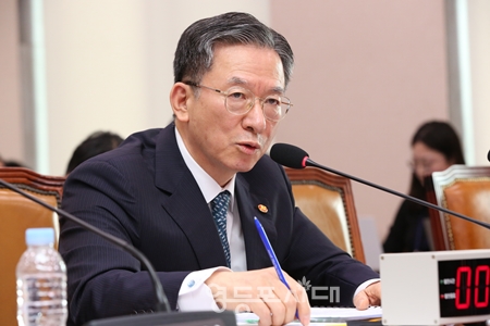 ▲정성호 법무부 장관이 10월 14일 국회에서 열린 국정감사에 출석해 의원들의 질의에 답변하고 있다.ⓒ영등포시대