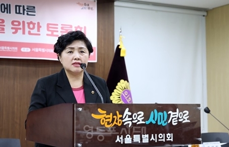 ▲‘돌봄통합지원법 시행에 따른 서울시 준비 방안 모색을 위한 토론회’를 개최한 김영옥 보건복지위원장/이미지=서울시의회 제공 