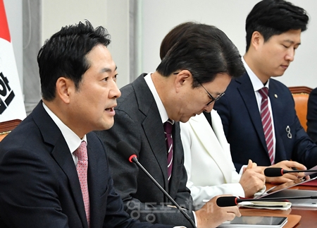 ▲장동혁 대표(왼쪽)가 10월 20일 국회에서 열린 최고위원회의 모두발언에서 이재명 정부 들어 세 번째로 발표한 부동산 대책에 대해 “부동산 테러다”라고 직격탄을 날리고 있다. Ⓒ영등포시대 