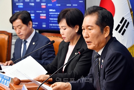 ▲정청래 대표(오른쪽)가 10월 20일 국회에서 열린 최고위원회의 모두 발언에서 국민의힘 장동혁 대표가 윤석열 전 대통령을 면회한 것과 관련 “국민의힘은 ‘위헌 정당 해산 심판의 날’이 멀지 않았음을 명심하시기를 바란다”라고 직격탄을 날리고 있다. Ⓒ영등포시대 