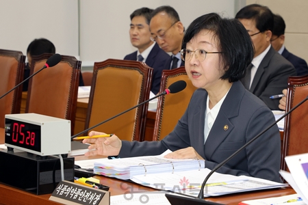 ▲국회 보건복지위원회는 10월 21일 국회에서 개최한 식품의약품안전처 대상 국정감사에서 오유경 식품의약품안전처장이 한지아 의원의 질의에 답변하고 있다. Ⓒ영등포시대
