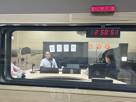 ▲매주 수요일과 금요일 낮 12시부터 1시까지 라디오 FM 95.1MHz·TV·유튜브를 통한 동시 생방송으로 진행될 ‘봉지욱의 봉인해제’/이미지=TBS 제공