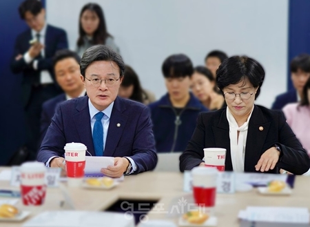 ▲채현일 국회의원(왼쪽)이 영등포 성매매 집결지 현장간담회에 참석해 인사말을 하고있다./이미지=채현일 의원실 제공