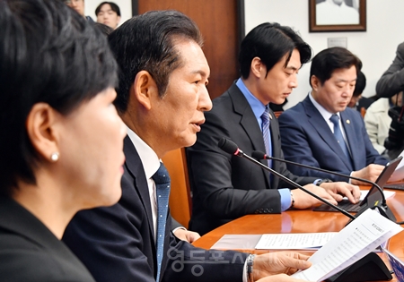 ▲정청래 대표(왼쪽에서 두 번째)가 10월 22일 국회에서 열린 최고위원회의 모두 발언에서 “국감 이후, APEC 기간만이라도 우리 여야가 정쟁을 멈추고 국익 추구에 한마음 한뜻으로 나서줄 것”을 촉구하고 있다. Ⓒ영등포시대