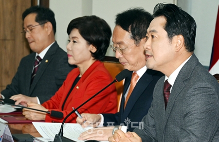 ▲장동혁 국민의힘 대표(오른쪽)가 10월 22일 국회에서 부동산 정책 정상화 특별위원회 첫 회의를 열고 “좌파 정권이 들어설 때마다 부동산 참사는 반복이 됐다”라고 강조하고 있다. Ⓒ영등포시대 