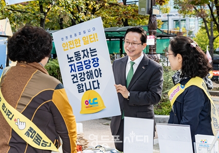 ▲최호권 영등포구청장이 10월 23일 오전, 여의도 공원 문화의 광장에서 노동 존중 문화를 함께 만들어가기 위한 캠페인을 벌이고 있다./이미지=영등포구 제공