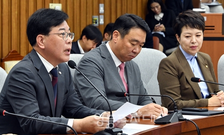 ▲송언석 국민의힘 원내대표(왼쪽)가 10월 24일 국회에서 열린 국정감사 대책 회의 모두 발언에서 “이재명 정권의 실체는 3무, 즉, 무능·무지·무책임이다”라며 강하게 비판하고 있다. Ⓒ영등포시대