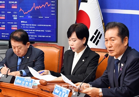 ▲정청래 민주당 대표(오른쪽)가 10월 24일 국회에서 열린 최고위원회의 모두발언에서 “‘오세훈은 끝났다. 오세훈은 참 어렵겠다. 웬만한 변호사를 사도 커버가 불가능하겠다’는 생각이 들었다”라며 맹공을 퍼붓고 있다. Ⓒ영등포시대