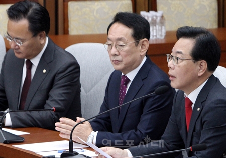 ▲송언석 국민의힘 원내대표(오른쪽)가 10월 28일 국회에서 열린 국정감사 대책 회의 모두 발언에서 민주당 정청래 대표가 “APEC 기간 무정쟁 주간을 선언하자”라고 제안한 것에 대해 “정치적 물타기다”라며 강하게 비판하고 있다. Ⓒ영등포시대 