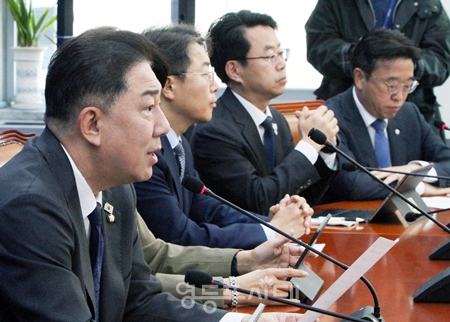 ▲김병기 원내대표(오른쪽)가 10월 28일 국회에서 열린 국정감사 대책회의 모두 발언에서 “민주당은 APEC의 성공을 위해 국회와 당이 할 수 있는 모든 일을 다 하겠다”라고 밝히고 있다. Ⓒ영등포시대