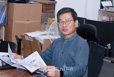 ▲김병규 위원장이 인터뷰에 앞서 지역 신문 역할에 대해 말하고 있다.Ⓒ영등포시대