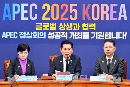 ▲정청래 대표(가운데)가 10월 29일 열린 최고위원회의 모두 발언에서 “오늘 열리는 한미 정상회담과 CEO 서밋에 대한 중요성을 강조하고 있다. Ⓒ영등포시대