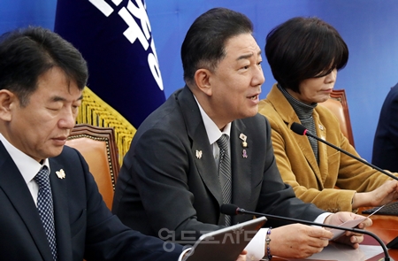 ▲김병기 민주당 원내대표(왼쪽에서 두번째)가 10월 30일 국회에서 국정감사 대책회의를 열고 한미 관세 협상 타결 결과에 대해 “훌륭한 결과다”라고 평가하고 있다. Ⓒ영등포시대 