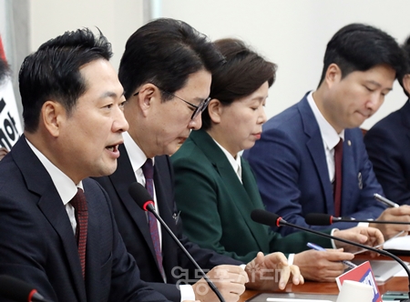 ▲장동혁 대표(오른쪽)가 10월 30일 국회에서 열린 최고위원회의 모두 발언에서 한미 관세 협상이 타결에 대해 “불확실성이 해소되게 된 것에 대해서는 다행스럽게 생각한다”라면서도 “지금 공개된 내용이 전부인지 국민께 밝혀야 한다”라고 말하고 있다. Ⓒ영등포시대 