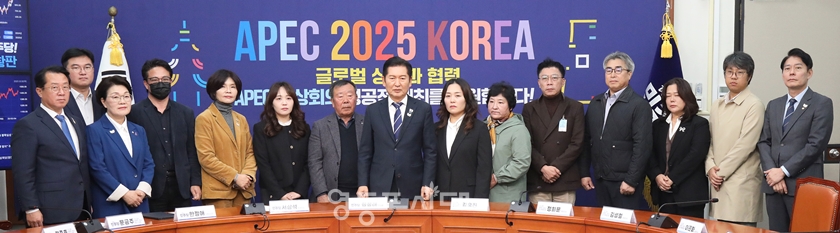 ▲민주당 정청래 대표(가운데)와 12.29 여객기 참사 유가족 협의회 회원들이 민주당 대표실에서 기념사진을 찍고 있다. Ⓒ영등포시대