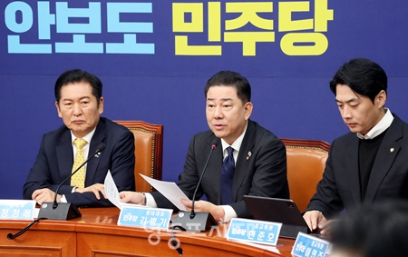 ▲김병기 민주당 대표(가운데)가 11월 3일 국회에서 열린 최고위원회의 모두 발언에서 내년도 예산 규모를 밝힌 뒤 “숫자보다 방향이 중요하다”라고 강조하고 있다. Ⓒ영등포시대 